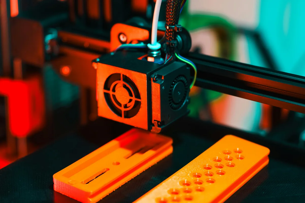 Extruder head building a strong thermoplastic part